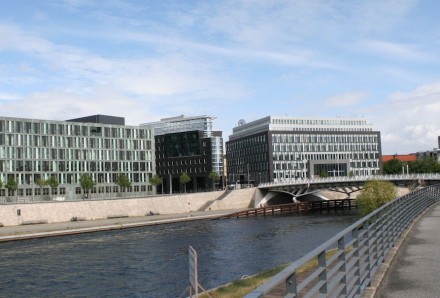 Drei Gebäude im Spreebogen mit Naturstein an der Fassade: links das Bundesbildungsministerium, rechts die Bundespressekonferenz, in der Mitte ein privater Bau. Preisfrage: Wo noch auf dem Foto ist Naturstein zu sehen? Dr. Gerda Schirrmeister gibt bei ihrer Führung die Antwort und erzählt Geschichten dazu.