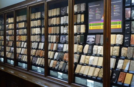Die Ausstellung des Naturhistorischen Museums zu Bau-, Dekor- und Ziergesteinen. Foto: Naturhistorisches Museum / Kurt Kracher