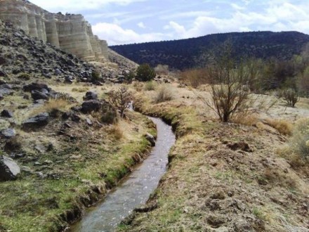 „Mamanteos“ oder „Amunas“ heißen die aus Stein gemauerten Kanäle in der Landessprache. Foto: Condesan