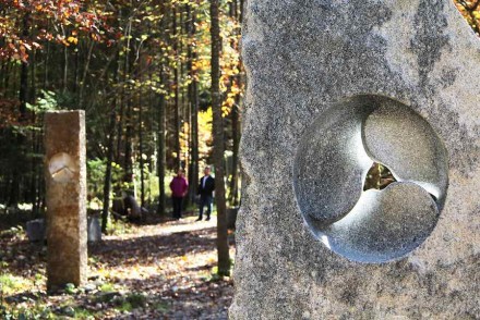 Im Wald an der Mangfall stehen bereits um die 20 Skulpturen. Hier 2 Werke von Bildhauer Tobel, einem der Organisatioren. Foto: Kunstdünger e.V.
