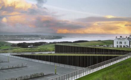Heneghan Peng Architects, Visitor Center zum Giant’s Causeway, Antrim, Nordirland, 2014.