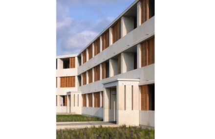Perraudin Architectes, Sozialwohnungen in massiver Steinbauweise, Cornebarrieu, Frankreich, 2011.