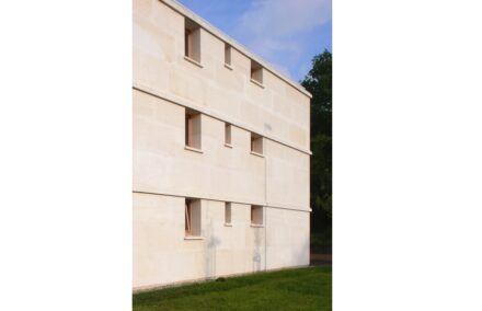 Perraudin Architectes, Sozialwohnungen in massiver Steinbauweise, Cornebarrieu, Frankreich, 2011.