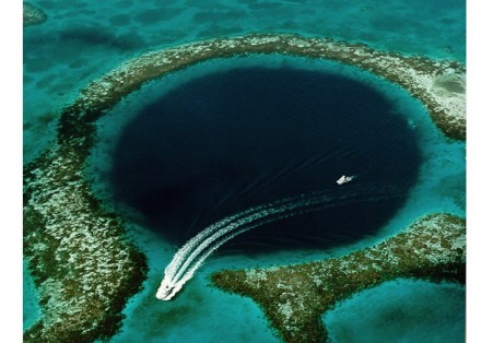 Das Great Blue Hole im Ozean vor Belize ist eine natürliche Vertiefung im Meeresboden, die bis zu 125 m in die Tiefe reicht. Sie ist Teil eines Höhlensystems im Untergrund, das mit Wasser vollgelaufen ist. Zum Vergleich: die Erdkruste ist um die 40 Kilometer dick! Foto: U.S. Goelogical Survey / Wikimedia Commons