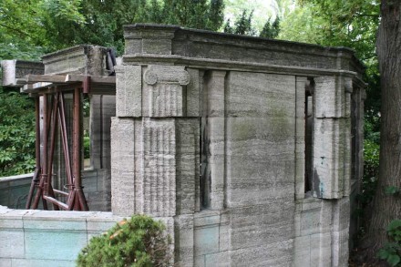 Große Schäden haben Metalldiebe am Grabmal des Kgl. Hofsteinmetzmeisters Schilling in Berlin verursacht.