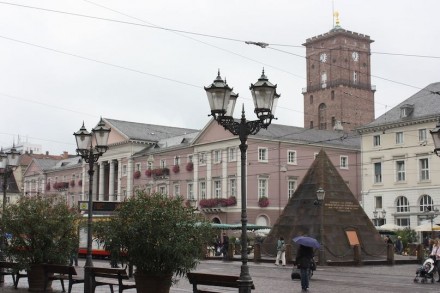 Die Pyramide auf dem Marktplatz. Foto: Dguendel / Wikimedia Commons