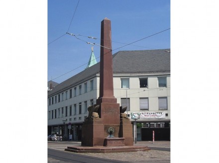 Die „Verfassungssäule“ auf dem Rondellplatz. Foto: Ruhrfisch / Wikimedia Commons