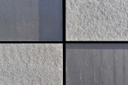 Es gibt zwei Farben, zum einen hellgrau (bei den geflammten und gebürsteten Steinplatten) und zum anderen dunkelgrau (bei den Platten mit feingeschliffener Oberfläche).