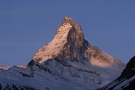 Sonnenaufgang am Matterhorn im Winter. Foto: Kurt Müller / Zermatt Tourismus