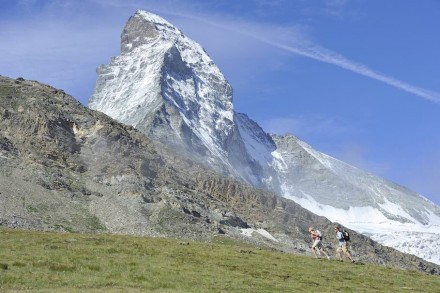 Bergwandern unterhalb des Matterhorns. Foto: Michael Portmann / Zermatt Tourismus