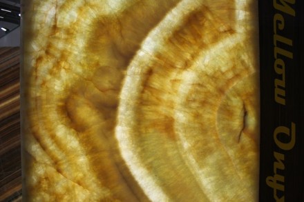 The inside of the stone, its crystalline structure, is one of the keys to understand its charcteristics. The photo shows a backlit onyx.