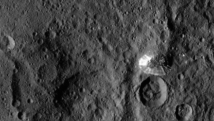 Berg und Krater auf Ceres.