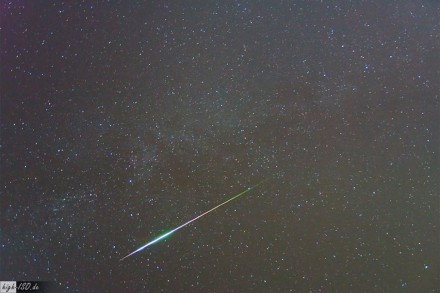 Meteor der Perseiden aus dem Jahr 2009. Foto: Andreas Möller / Wikimedia Commons