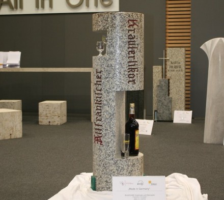 Vielleicht schon in Feierlaune angesichts der aktuell positiven Stimmungslage bei den Steinmetzen hatte auf der Stone+tec 2015 die Firma <a href=" http://www.blaschke-steinmetz.de/"target="_blank">Heinz Blaschke Grabmale und Steinwerk</a> ihre „Waldstein Minibar“ ausgestellt. Der Rahmen der Präsentation war die Schau „Made in Germany“ mit heimischen Design-Ideen.