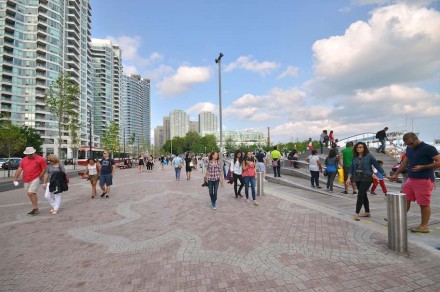 Für den breiteren Fußweg auf der Wasserseite nahmen die Architekten die Umrisse von Kanadas Ahornblatt als gestalterisches Element.