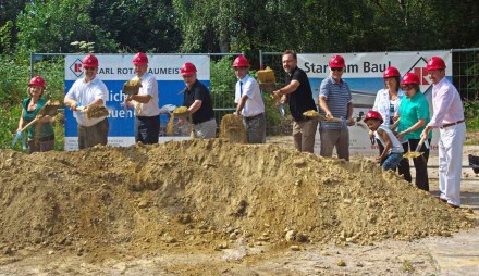 Spatenstich für die neue Werkhalle: (von links) Veronika Sirch (Baufirma Roth), Erwin Hornauer (Leiter EFBZ), Dr. Karl Döhler (Landrat), Manfred Söllner (Stadt Wunsiedel), Thomas Koller (HWK für Oberfranken), Peter Kuchenreuther (Architekt), Heinrich Rhein (Ideengeber Komzet), Marion Schlichtiger (Landschaftsarchitektin), Johann und Johanne Arzberger (Verbandsrätin), Kai Hammerschmidt (Verbandsrat).