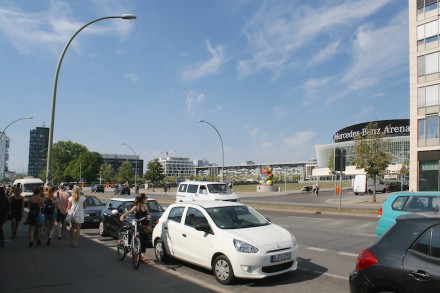 Ein Entertainment-Viertel vor der Merceds-Benz-Arena soll als Teil des neuen Stadtquartiers am Berliner Ostbahnhof entstehen. Rechts angeschnitten eines der Bürohäuser mit Kalksteinfassade, die dort bereits gebaut wurden. Links, nicht zu sehen, die East Side Gallery.