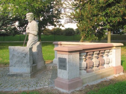 Die Granitwanderwege in Demitz-Thumitz führen auch zur Steinmetzschule mit dem Steinarbeiterdenkmal und einer Balustrade mit heimischen Sandsteinen, beides Arbeiten von Azubis. Foto: Steinmetzschule
