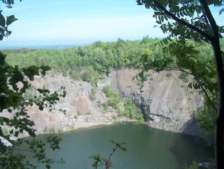 Der Steinbruch am Jungfernstein in Demitz-Thumitz. Foto: Sökaren / Wikimedia Commons