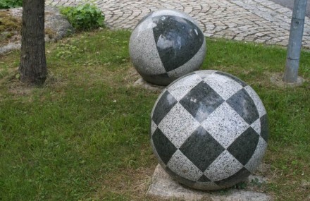 Steinmetzarbeit vor dem Steinzentrum Wunsiedel.
