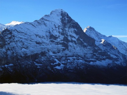 Die Gesteine zum Beispiel rund um den Eiger (3970 m) sind durch starke Auftriebskräfte entstanden – nicht durch horizontal wirkende Schubkräfte. Das Nebelmeer im Vordergrund liegt auf etwa 1700 m Höhe. Foto: Fritz Schlunegger, Universität Bern