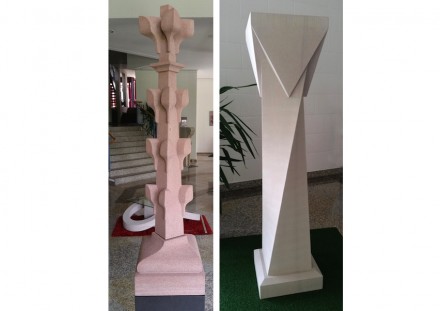 (links) Frank Holbein, Mühlhausen: „Gedrehte Fiale“. Roter Mainsandstein. (rechts) Rene Höppner, Diedorf: „Gedrehte Stele“. Schönbrunner Sandstein.