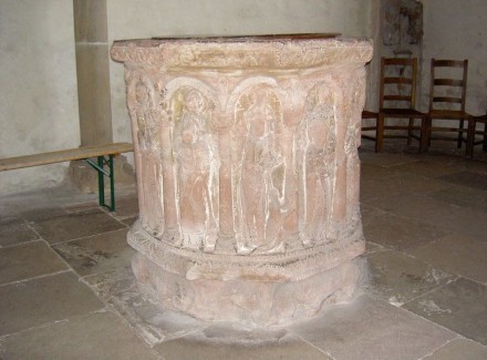 Taufstein im Merseburger Dom. Foto: Alexkoch / Wikimedia Commons