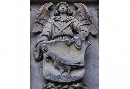 Ein Engel hält das Wappen der Familie von Trotha. Foto: FrecheEnte / Wikimedia Commons
