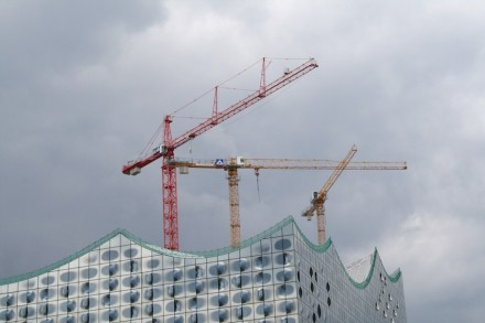 Der Himmel hängt voller Kräne, freut sich die deutsche Bauwirtschaft.