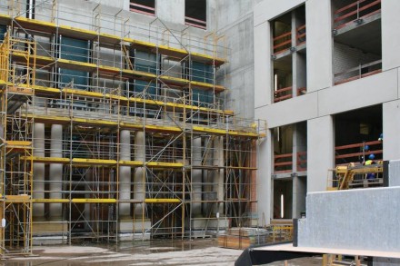 Der Schlüterhof Mitte November 2015. Rechts die Fassade mit Kunststein.