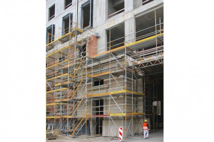 Das Foto lässt die Höhe ahnen, die die Portale erreichen. Hier: Portal I an der Seite der Breiten Straße (Südfassade).