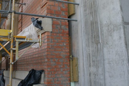 Die Sandsteinelemente sind in eine 60 cm dicke Klinkerwand eingemauert.