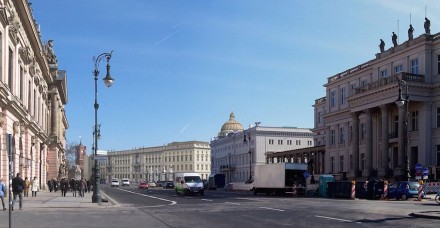 Das Schloss - Humboldtforum, virtuell in die Berliner City gestellt. Links das Zeughaus an der Straße Unter den Linden, rechts vorne das Kronprinzenpalais.