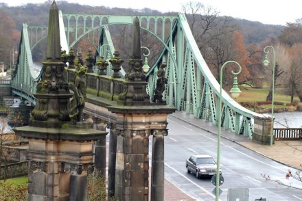 Ein stolzes Bauwerk in der Havellandschaft ist die Glienicker Brücke. Links im Vordergrund eine Seite der Kolonnaden.
