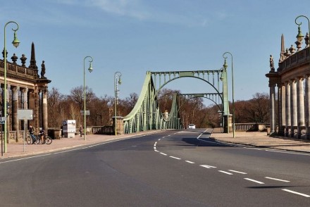Die Grenze zwischen Ost und West war auf der Brücke ein weißer Querstrich. Heute wird sie als Streifen aus Metall anegdeutet.
