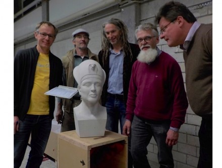 Die Jury (v.l.n.r): Thomas Florian, Harald Berg, Henning Wittmann, Stefan Lutterbeck (Vorsitzender) und Georg Biermeier stehen an der „Ägyptischen Büste“ von Enrique Saß.