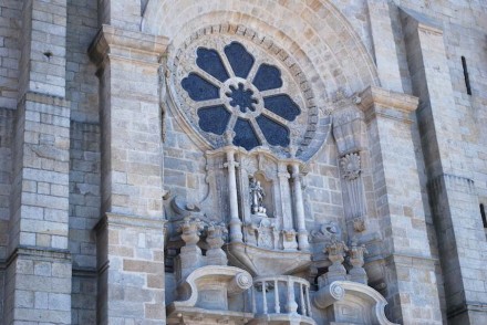 Die einstige Macht und die steinerne Pracht von Portugal dokumentiert die Kathedrale der Stadt Porto. Foto: Concierge2.C / Wikimedia Commons