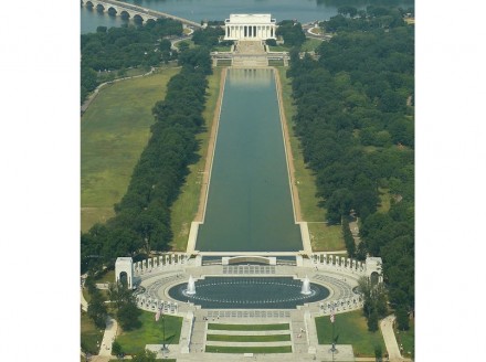 Well documented are the different types of US-marbles in the Lincoln Memorial, here seen from Washington Monument, the world’s highest building in natural stone. Photo: Ad Meskens / Wikimedia Commons