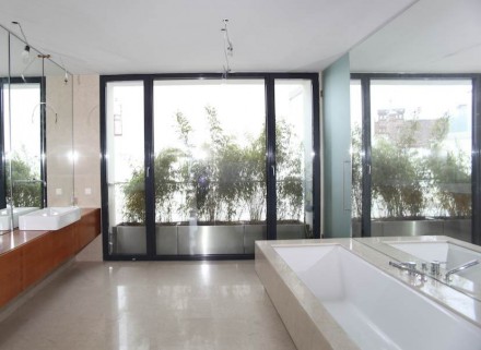 Viel zu tun gibt es für Steinmetze rund um die Badewanne oder auf dem Fußboden bei der Modernisierung von Bädern.