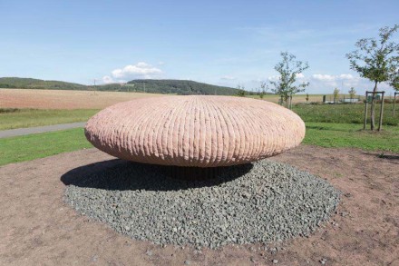 Kunstwerk auf dem Skulpturenweg: „Bogenbündel“ von Rüdiger Krenkel. Foto: Verein Skulpturen Rheinland-Pfalz e.V.