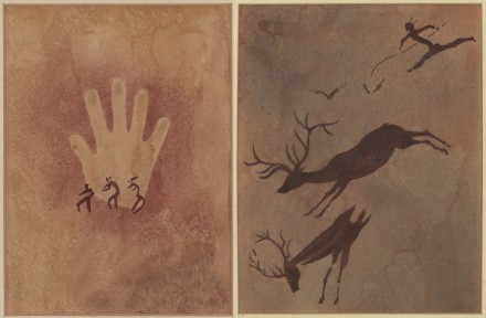 Links: „Hand mit drei kleinen Figuren“. Ägypten, Gilf Ke-bir, Wadi Sura, 4400–3500 v.Chr., Aquarell von Elisabeth Charlotte Pauli, 1933, 49,5 x 34,5 cm. Rechts: „Hirschjagd“, Spanien, Valltorta, Cueva Mas d’en Josep, 8000-3000 v.Chr., Aquarell von Alf Bayrle, 1934, 50 x 38 cm.