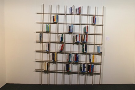 Bücher, die nicht kippen, weil das Regal schief steht. Design von <a href="http://www.breuerbono.com"target="_blank">Martin Breuer Bono</a>, Österreich.
