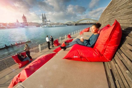 Im Rahmen der Aktion „Köln möbliert“ wurden Ausstellungsstücke von den Ständen in der Innenstadt präsentiert. Foto: Karsten Jipp / Messe