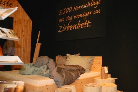 Schlafen und dabei auch noch das Herz entlasten, verspricht die österreichische Firma <a href="http://www.hubert-feldkircher.at/"target="_blank">Hubert Feldkircher</a> mit ihren Bettgestellen aus dem teuren Holz der Zirbelkiefer.