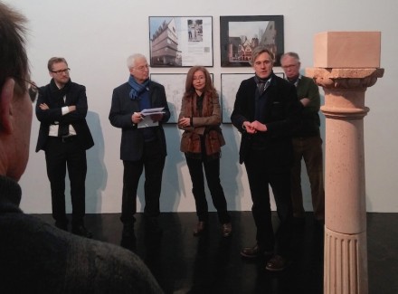 Vernissage der Ausstellung. Im Vordergrund die Spolie „Bartetzko“. Foto: Bernhard Schneider