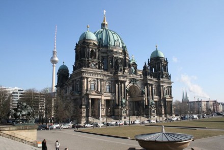 Der Berliner Dom vom Alten Museum aus gesehen. Das Foto stammt vom Februar 2011 und dokumentiert die Richtigkeit des Ausspruchs „Berlin ist nicht, Berlin wird immer nur“: Inzwischen ragt von rechts die gewaltige Baustelle des Schloss-Humboldtforums ins Bild, das den Dom optisch kleiner macht.