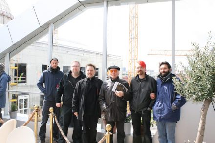Unser Foto zeigt Andreas Artur Hoferick (3.v.l.) mit einigen seiner Mitarbeiter am Rande der Baustelle. 4.v.l. ist Meister Jürgen Klimes, der zu DDR-Zeiten viele Ost-Berliner Steinmetze in barocker Bildhauerei ausbildete. Foto: Peter Becker