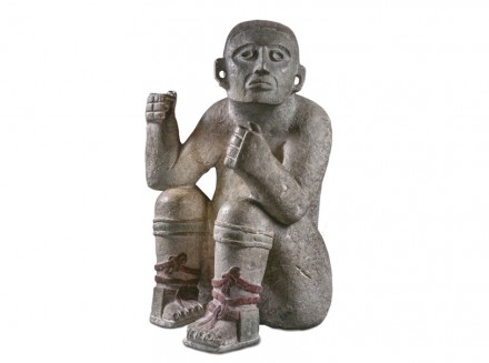 Fahnenträger. Stein, 800-1250 n. Chr., INAH, Yucatán. Die Bildhauer der Maya erfassten sehr gekonnt Form und Ausdruck des menschlichen Körpers und dokumentierten die ästhetischen Veränderungen am Kopf der Person, wie zum Beispiel die Deformation des Schädels, die Perforationen der Ohrläppchen und das kahl geschorene Stirnhaar.