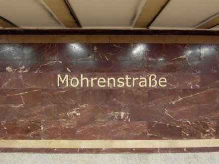 Roter Marmor aus Thüringen schmückt die Wände im Berliner U-Bahnhof Mohrenstraße. Foto: IngolfBLN / Wikimedia Commons