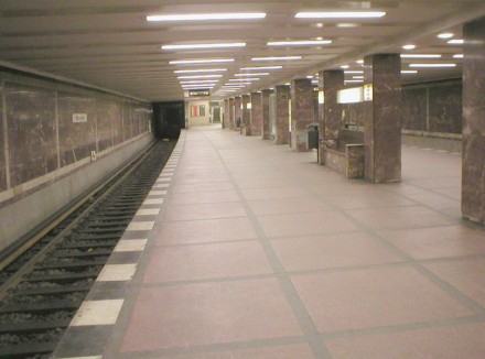 Auch die Säulen sind mit Marmor verkleidet. Foto aus dem Jahr 2003: Jcornelius / Wikimedia Commons